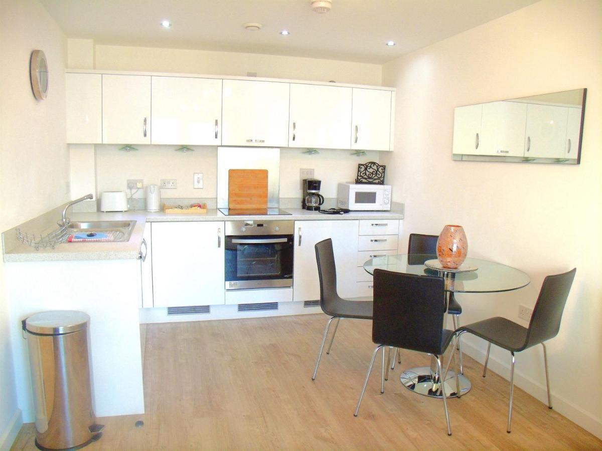 New Central Woking 1 And 2 Bedroom Apartments With Free Gym, Close To Train Station Экстерьер фото