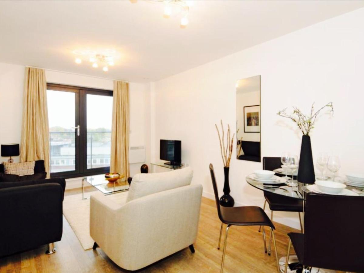 New Central Woking 1 And 2 Bedroom Apartments With Free Gym, Close To Train Station Экстерьер фото