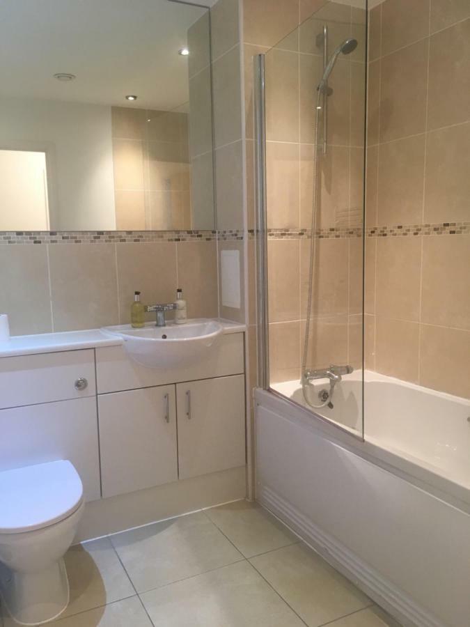 New Central Woking 1 And 2 Bedroom Apartments With Free Gym, Close To Train Station Номер фото