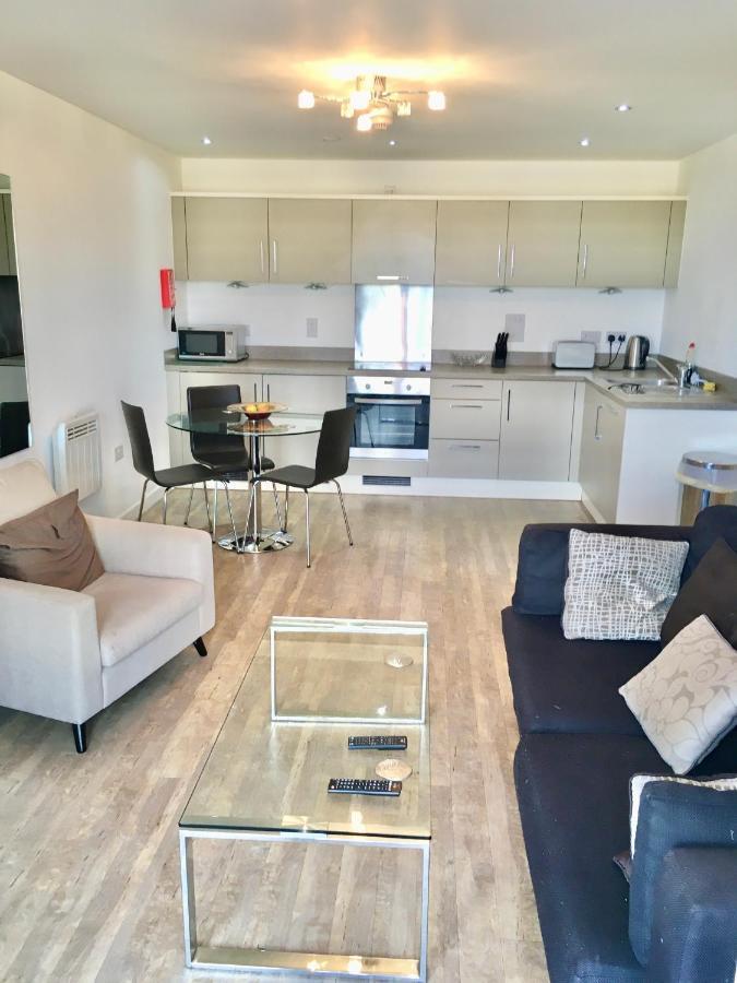 New Central Woking 1 And 2 Bedroom Apartments With Free Gym, Close To Train Station Экстерьер фото